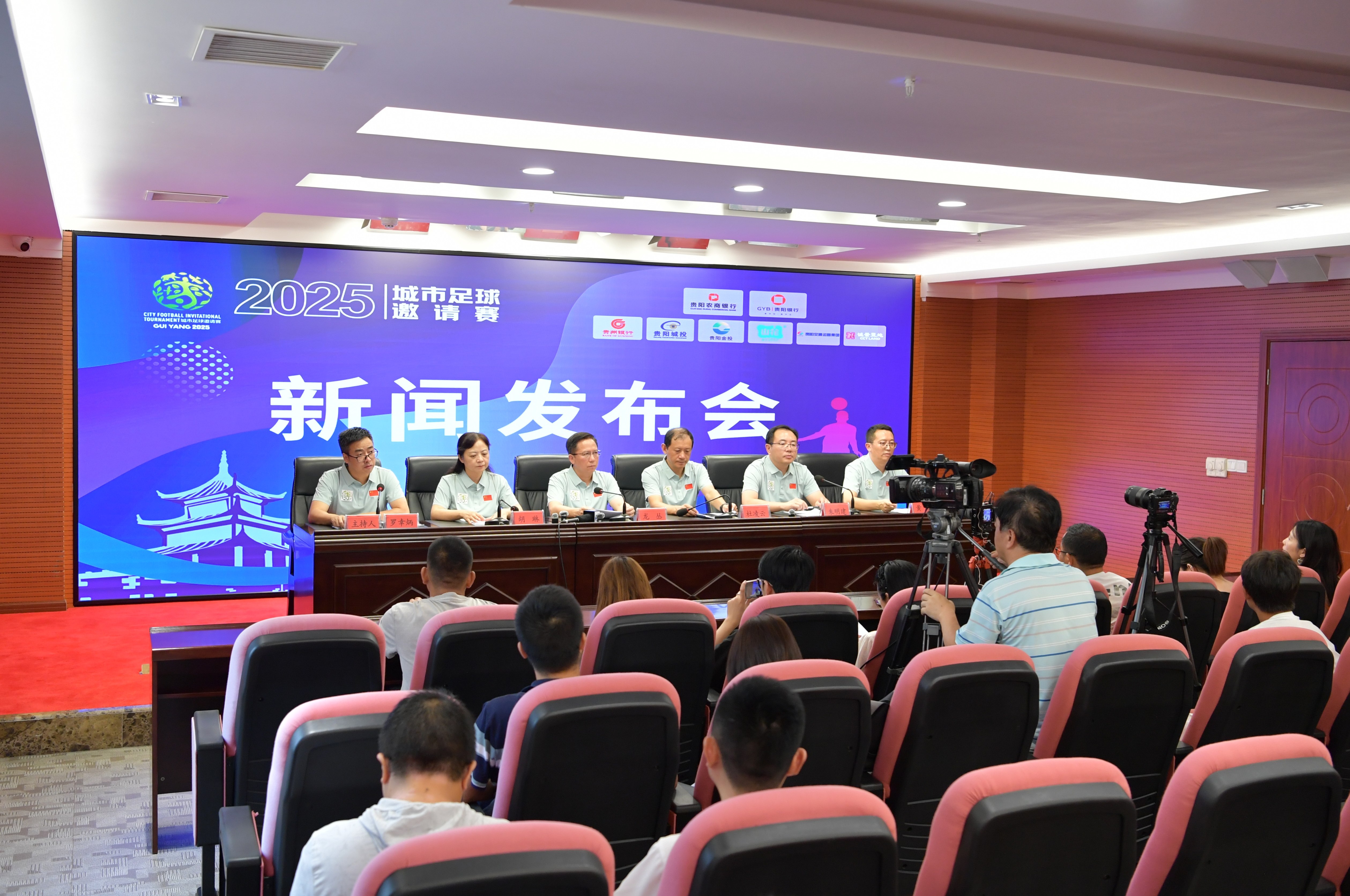 里弗斯：明明是格林冲裁判挥手咆哮，可为什么小波特领到了技犯？